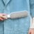 1개 다기능 재사용 가능 먼지 브러쉬, 양면 반려동물 털 제거기, 수동 정전기 보풀 브러쉬, 고양이 털, 옷, 소파, 가구, 침구, 카펫 청소 – 플라스틱, 전기 불필요, 거실 사용에 이상적